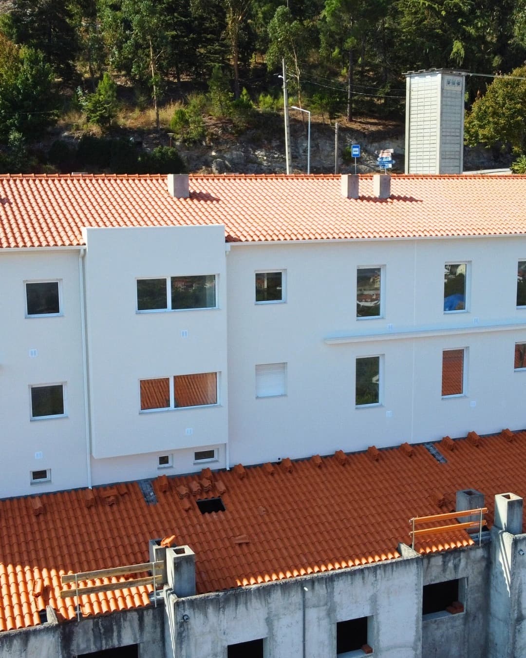 No Bairro do Ténis em Fornos de Algodres, estamos a desenvolver uma intervenção… — 2