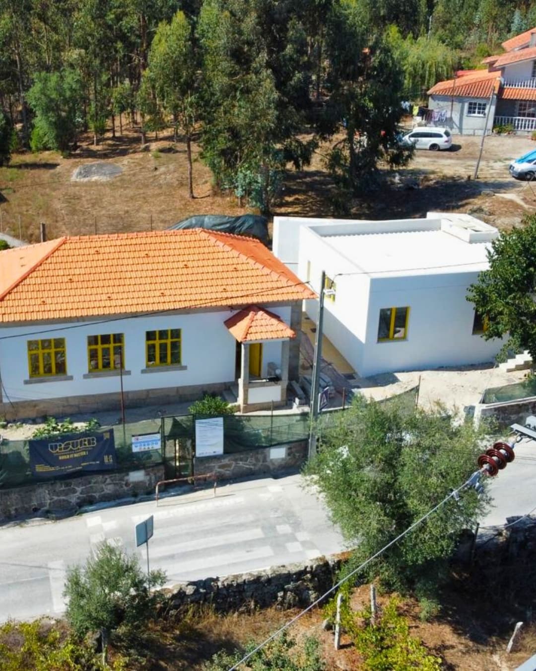 A transformação da antiga Escola de Pardieiros em habitação social está a… — 1